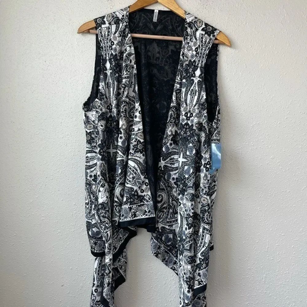 NWT Passport Women’s Top Size Medium